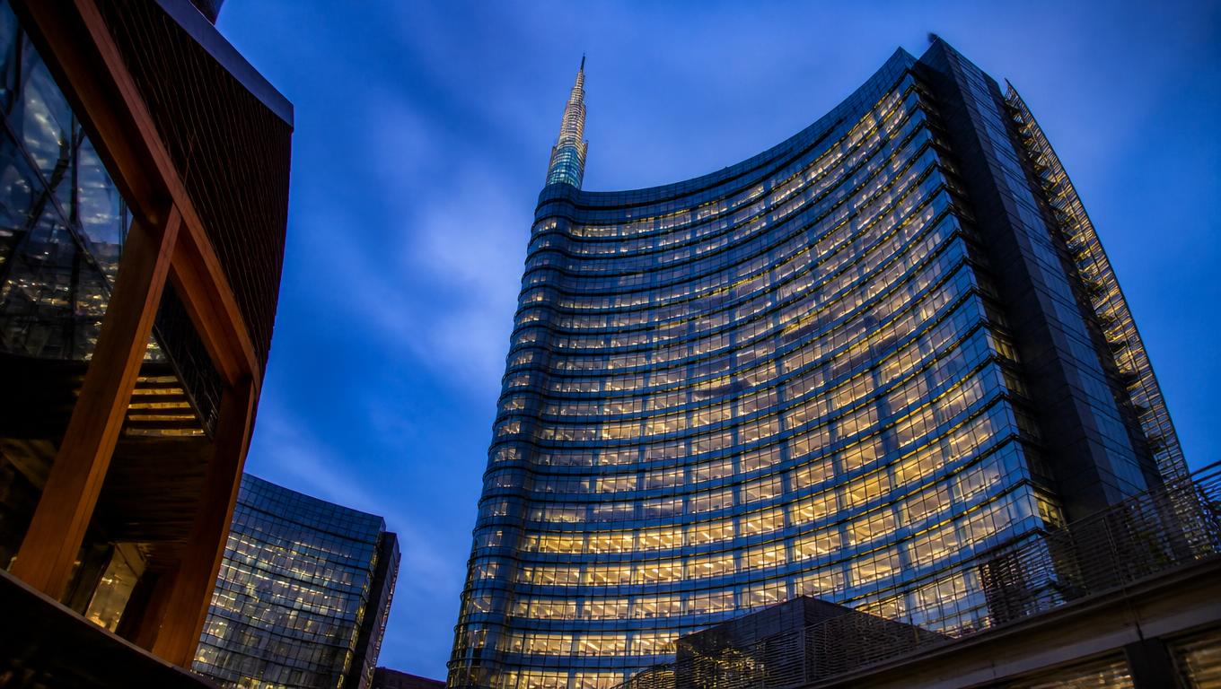 Palazzo residenziale italiano illuminato al tramonto